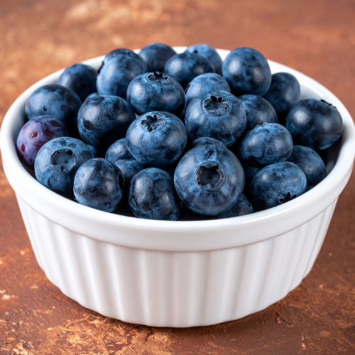 reife Heidelbeeren in einer weißen Schale